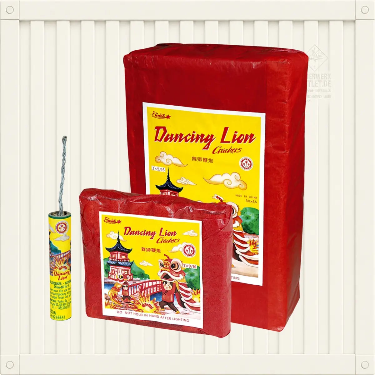 Ein einzelner Knallkörper und zwei rechteckige Packungen „Funke China-Böller A Tiger Bomb Schinken P1“, jeweils mit einem Etikett, auf dem ein Löwentänzer und eine Pagode abgebildet sind.