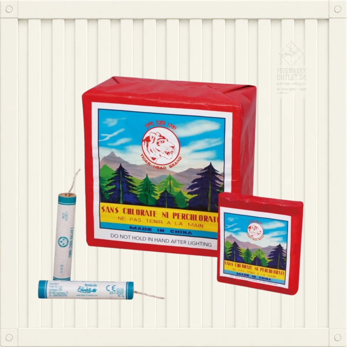 Ein großer roter Karton mit „Funke China Böller C – 8er-Schinken 485 Karton P1“ 📦 neben einer kleineren Packung und zwei einzelnen Knallkörpern, alle mit einem Tiger-Logo und einer Abbildung einer Berglandschaft.