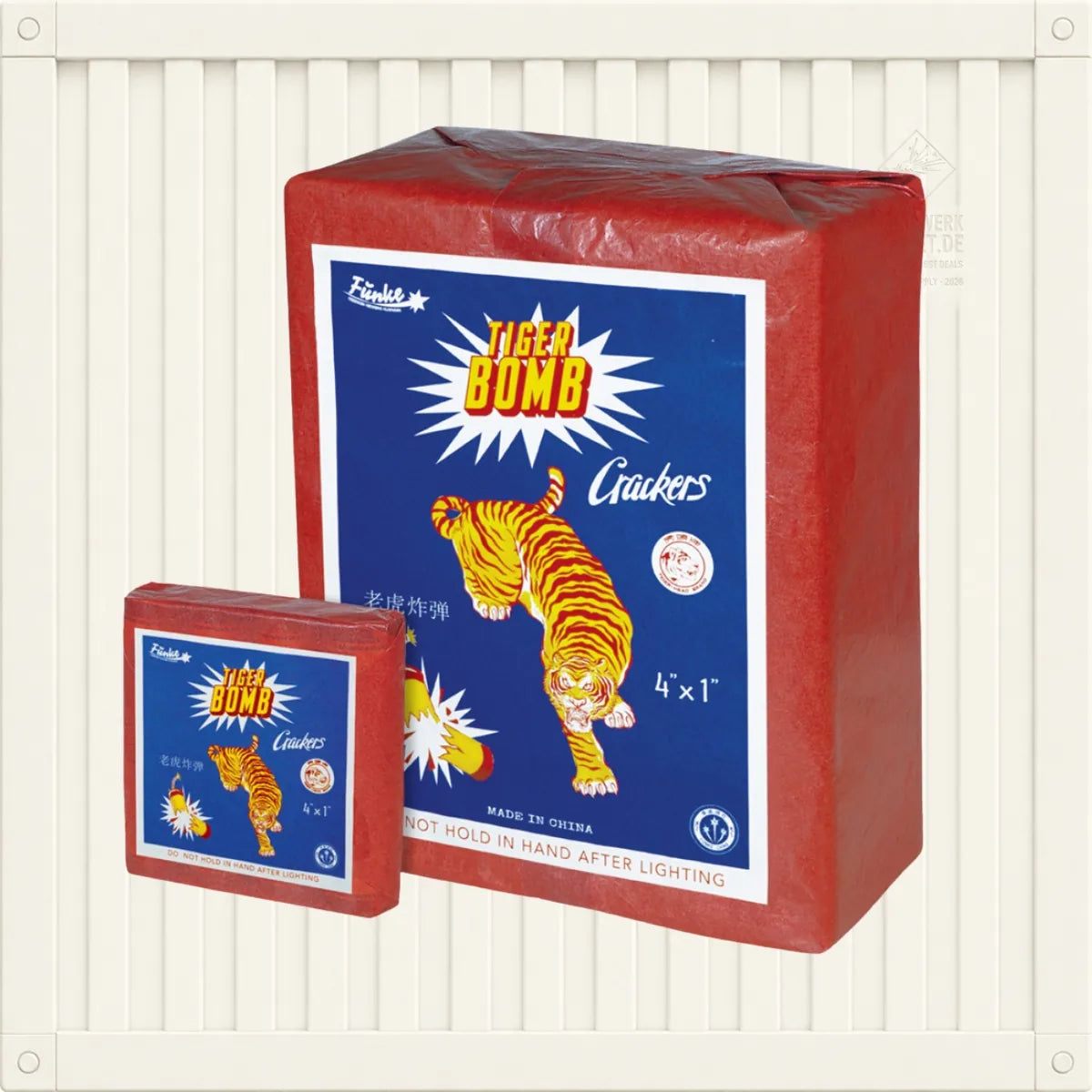 Ein großer roter Ziegel aus der Serie „Funke China Böller D Tiger Bomb – 8er-Schinken-Karton P1“ neben einer kleineren Einzelpackung; beide sind mit einer Tiger-Illustration und dem Schriftzug „Tiger Bomb Crackers“ versehen.