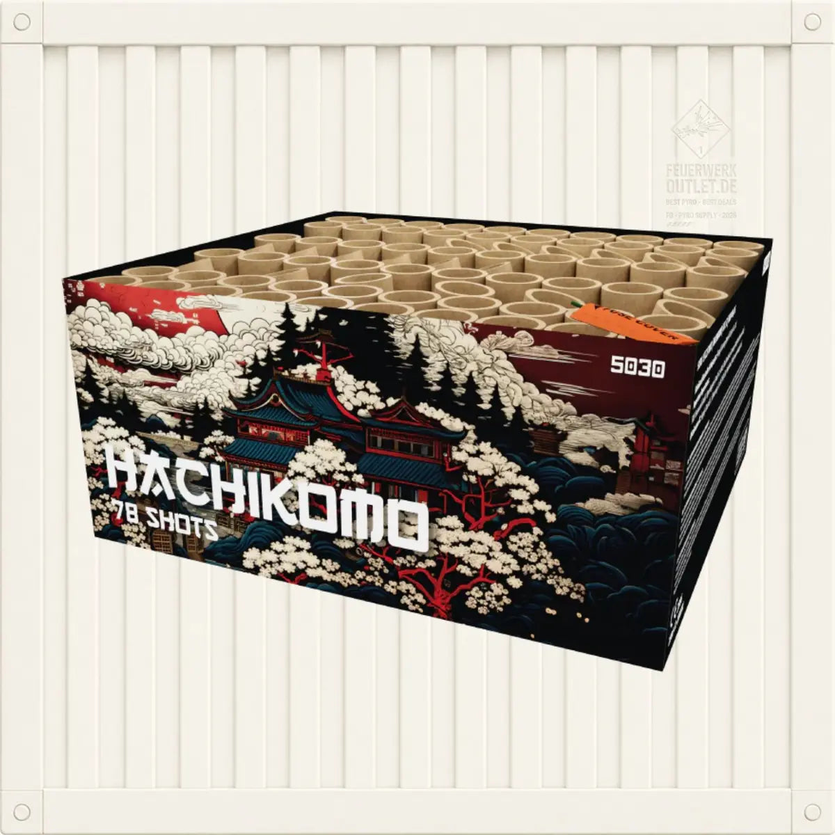 Eine rechteckige Feuerwerksschachtel der Marke „FWS Hachikomo“ von FWS Feuerwerk ist mit japanischen Tempelmotiven, Wolken und Bäumen verziert. Die Schachtel weist auf der Oberseite mehrere zylindrische Röhren auf und ist vor einem weißen, mit Paneelen verzierten Hintergrund abgebildet.