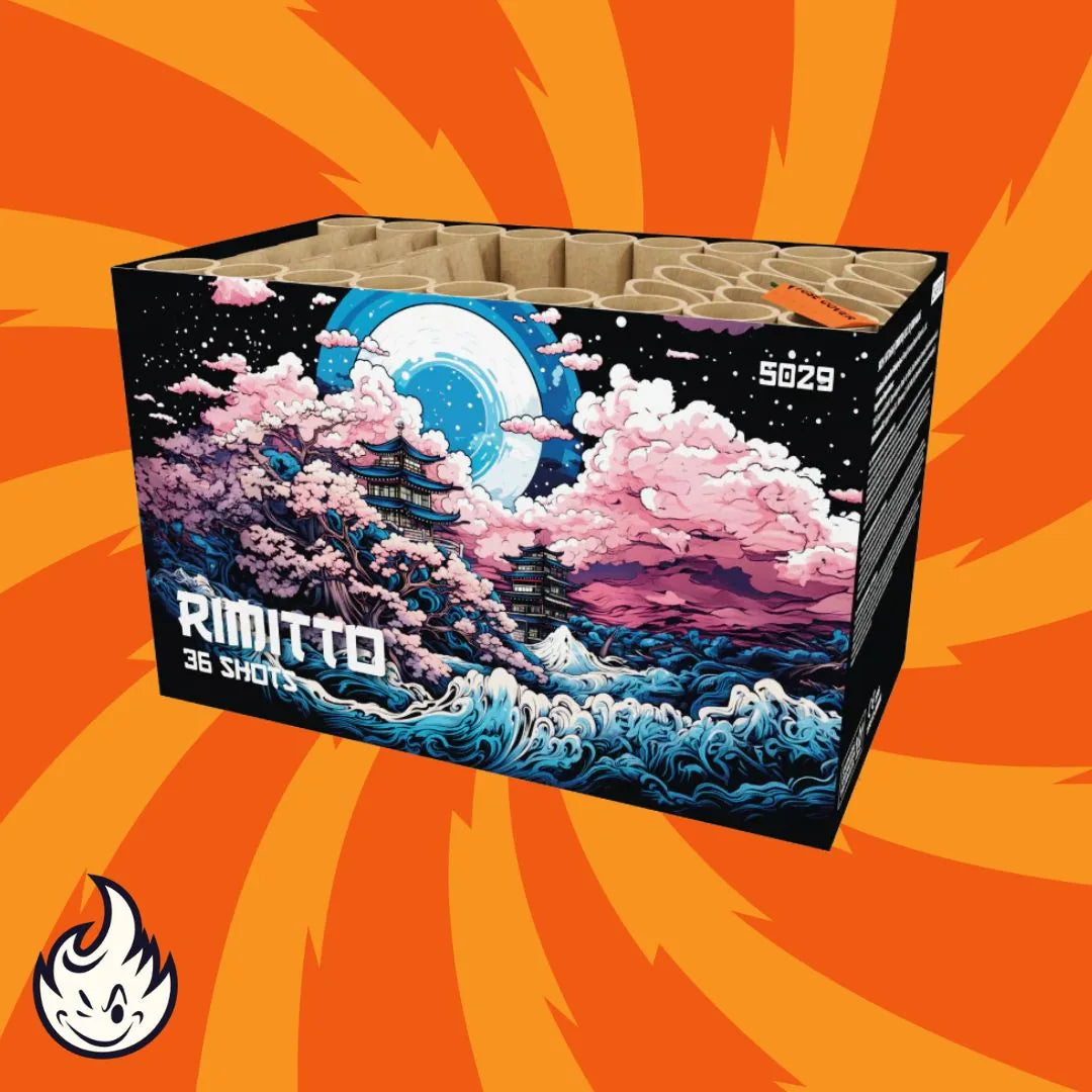 Die FWS - Strike "FWS Rimitto" Feuerwerksdose zeigt eine lebendige japanische Landschaft mit Kirschblüten, Pagoden, Wellen, einem großen Mond und einem orangefarbenen Hintergrund sowie einem Flammenlogo in der Ecke.