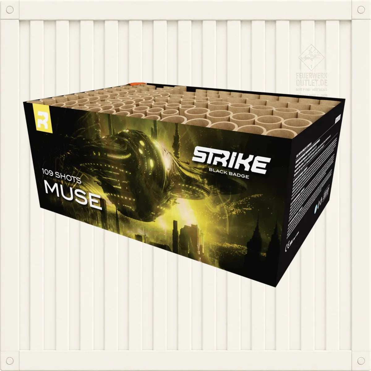 Eine rechteckige Feuerwerksschachtel der Marke „FWS Strike Muse“ von FWS Feuerwerk, verziert mit einer Science-Fiction-Raumschiff-Grafik und Reihen leerer Abschussrohre auf der Oberseite.