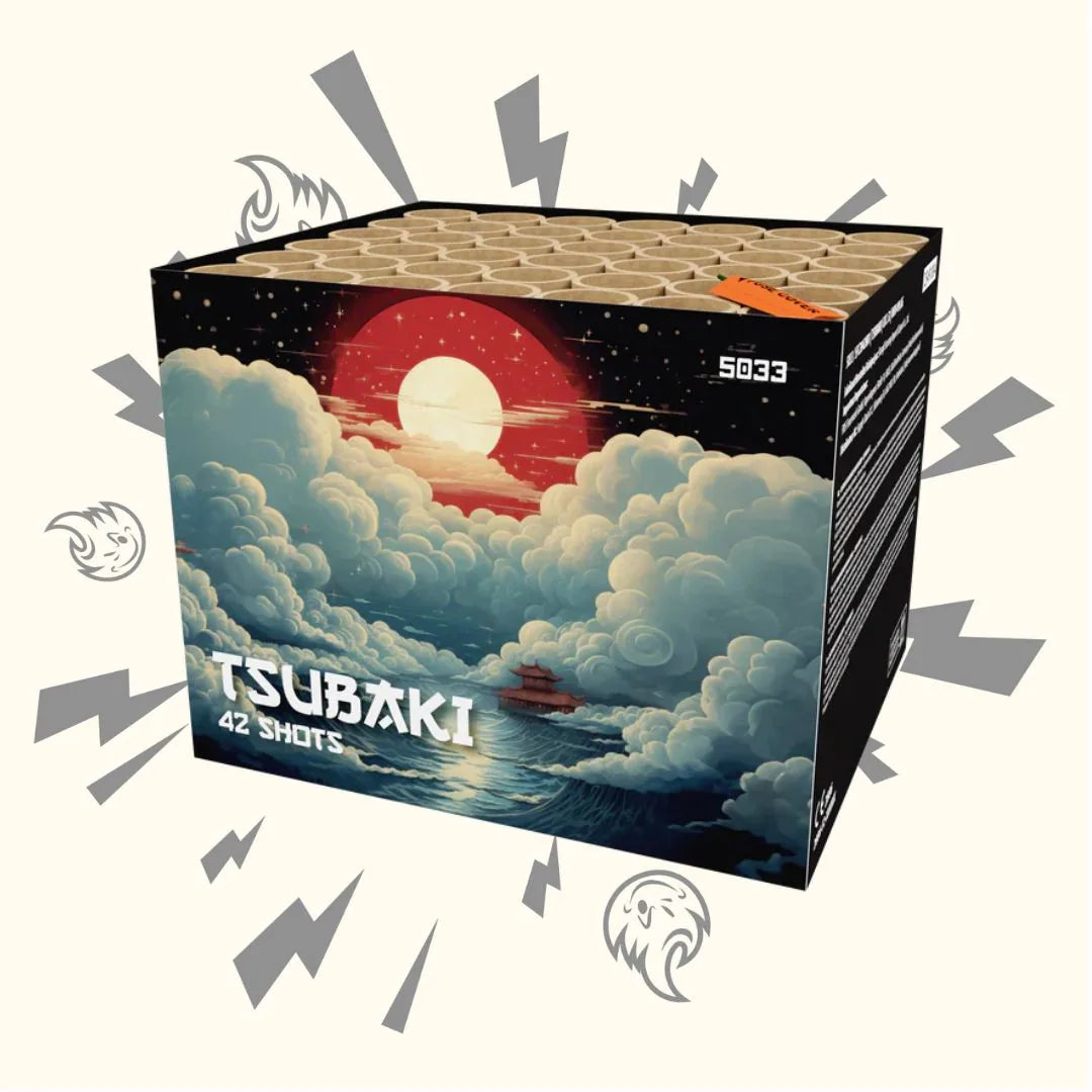 Eine Schachtel mit der Aufschrift "FWS Tsubaki" von FWS - Strike zeigt Wellen, Wolken, eine rote Sonne und ein Boot auf dem Wasser mit feurigen Blitzen im Hintergrund und hebt diese Feuerwerksbatterie als ein atemberaubendes Multi-Flimmer-Feuerwerk hervor.