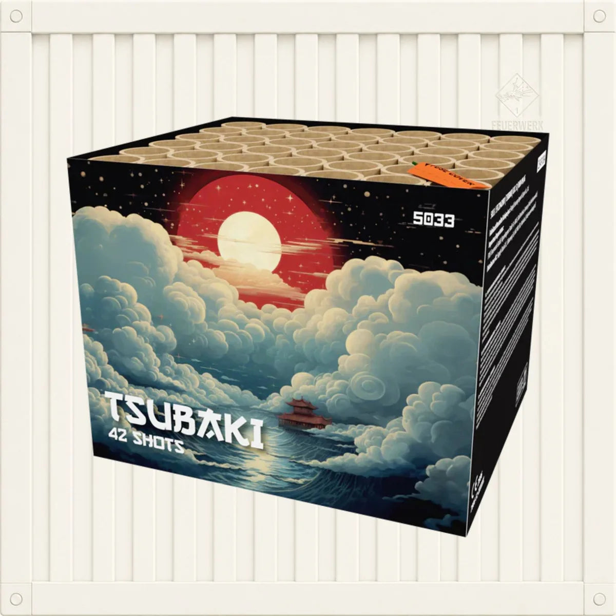 Eine Schachtel mit der Aufschrift „FWS Tsubaki“ von FWS Feuerwerk ist mit Motiven von Wolken, einer roten Sonne, Meereswellen und einem kleinen Boot verziert. Diese beeindruckende Feuerwerksbatterie besteht aus 42 zylindrischen Rohren, die oben in einem Raster angeordnet sind, wodurch die dynamischen Multi-Flimmer-Effekte besonders gut zur Geltung kommen, die ein faszinierendes Feuerwerk versprechen.