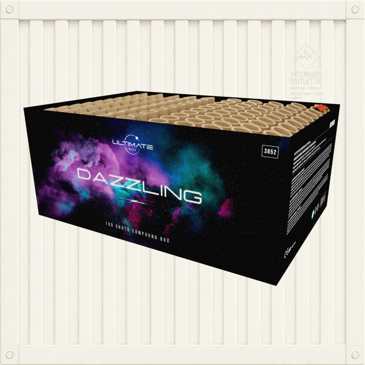 Vor einem weiß gestreiften Hintergrund ist eine rechteckige Feuerwerksschachtel mit der Aufschrift „FWS Ultimate Dazzling“ von FWS Feuerwerk zu sehen, die mit einem farbenfrohen Galaxie-Motiv verziert ist und auf der Oberseite mehrere runde Röhren aufweist.