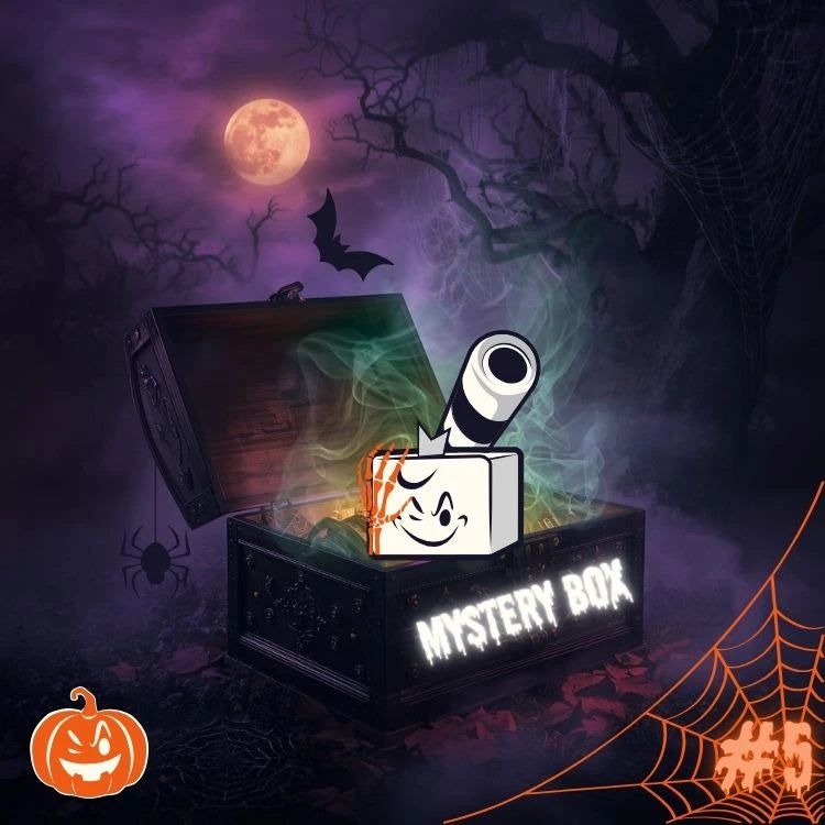 Eine geöffnete "HALLOWEEN 🎃 MYSTERY DEAL #5"-Box von FEUERWERK OUTLET steht in einer nebligen, mondbeschienenen Halloween-Szene mit Spinnweben, einer Fledermaus, einer Spinne und einer Cartoon-Box-Figur im Inneren. Kürbis- und Spinnennetz-Grafiken umrahmen das gruselige Angebot.