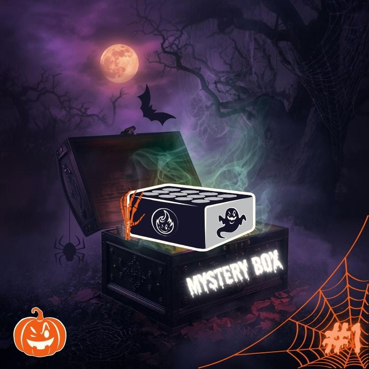 Das FEUERWERK OUTLET HALLOWEEN 🎃 MYSTERY DEAL #1 leuchtet in einem nebligen, mondbeschienenen Wald, umgeben von Fledermäusen, Spinnen, Spinnweben und einem Kürbis, während lila Nebel für eine spannende Halloween-Atmosphäre sorgt.