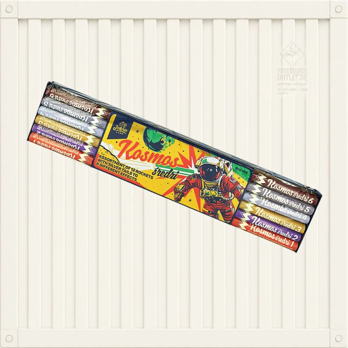 Auf einer weißen Lamellenfläche ist eine bunte Schachtel mit „Iskra Kosmos Średni“-Feuerwerksraketen der Marke Iskra ausgestellt, die mit Retro-Motiven von Astronauten verziert ist. In der geöffneten Verpackung sind acht beschriftete Raketen zu sehen.