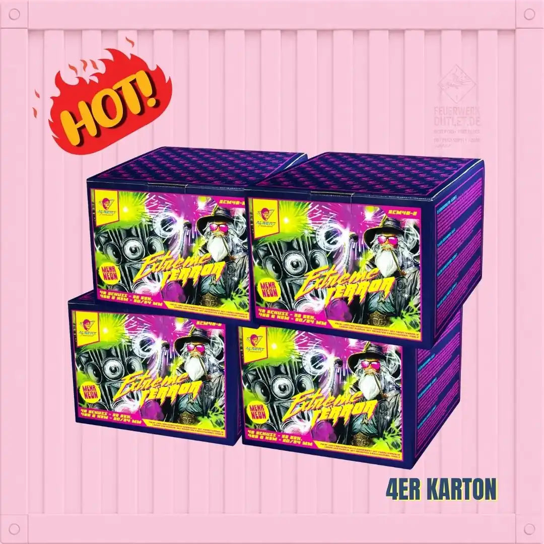 Vier farbenfrohe „Albert Extreme Terror Fan“-Kartons von Albert, auf denen jeweils eine maskierte Figur im Comic-Stil und auffällige Grafiken abgebildet sind, sind paarweise gestapelt. Ein „HOT!“-Aufdruck ziert die obere linke Ecke, während unten rechts in grüner Schrift „4ER KARTON“ zu lesen ist.