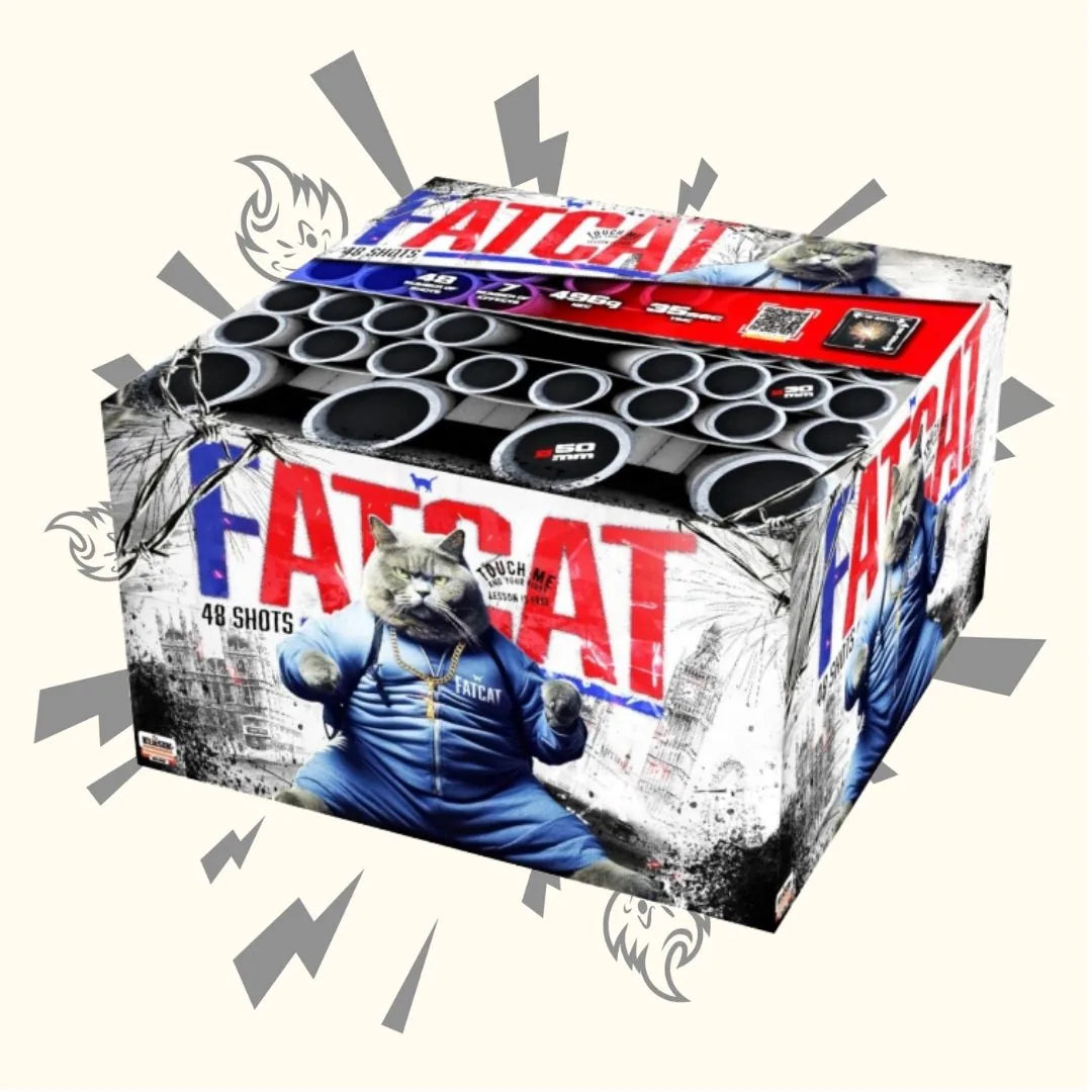 Die Klasek "Fat Cat 50 mm" Feuerwerksdose von Klasek zeigt die Illustration einer großen, mürrischen Katze im blauen Trainingsanzug, die von Knallern und grafischen Effekten umgeben ist, und wirbt für 49 Schuss.