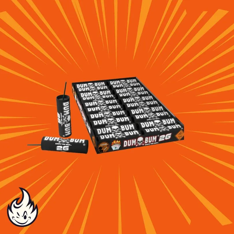 Abgebildet ist eine Schachtel Dumbum 2G Edition P1 von Dumbum mit einzelnen Feuerwerkskörpern auf einem orangefarbenen Hintergrund mit strahlenförmigen Linien und einem kleinen Flammenlogo in der linken unteren Ecke.