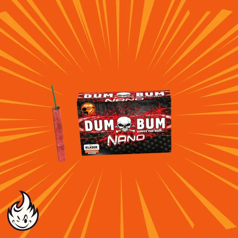 Ein roter Feuerwerkskörper und eine Dumbum Nano 114dB Feuerwerksdose von Dumbum mit Totenkopfgrafik sind auf einem orangefarbenen Hintergrund mit strahlenden Linien und einem Flammenlogo in der Ecke abgebildet.