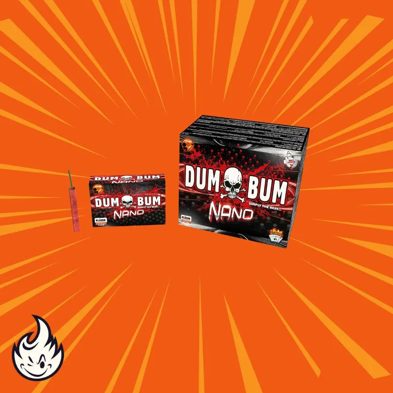 Zwei Boxen und ein kleiner roter Feuerwerkskörper aus dem Dumbum Nano 114dB Display von Dumbum sind auf einem orangefarbenen Hintergrund mit strahlenden Linien abgebildet. Die Boxen haben eine Totenkopfgrafik, und in der linken unteren Ecke befindet sich ein Flammenlogo.