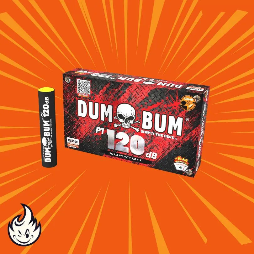 Eine schwarze Feuerwerksröhre mit der Aufschrift "Dumbum Scratch Head 120dB P1" steht neben einer rot-schwarzen Dumbum-Box mit Totenkopfgrafik, die eine explosive 120-dB-Leistung präsentiert - alles vor einem orangefarbenen Hintergrund.