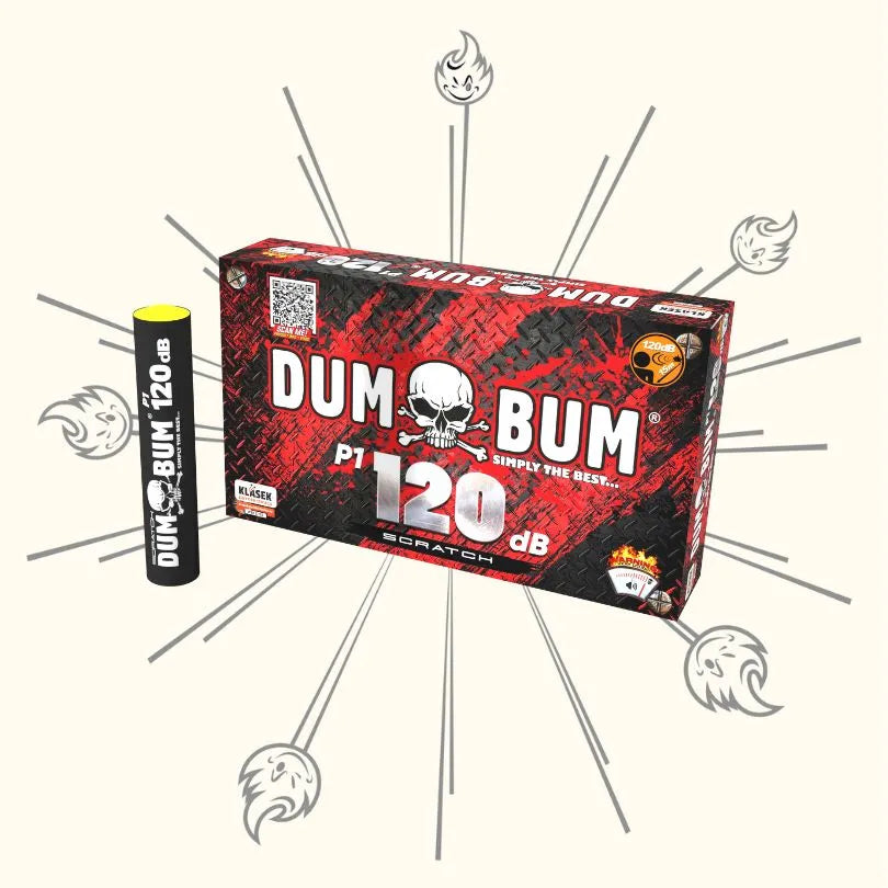 Eine rot-schwarze Schachtel mit der Aufschrift "Dumbum Scratch Head 120dB P1" und einem Totenkopfsymbol steht neben einem einzelnen schwarzen Feuerwerkskörper. Dekorative graue Sprengsätze betonen die intensive 120 dB Lautstärke der Marke Dumbum.