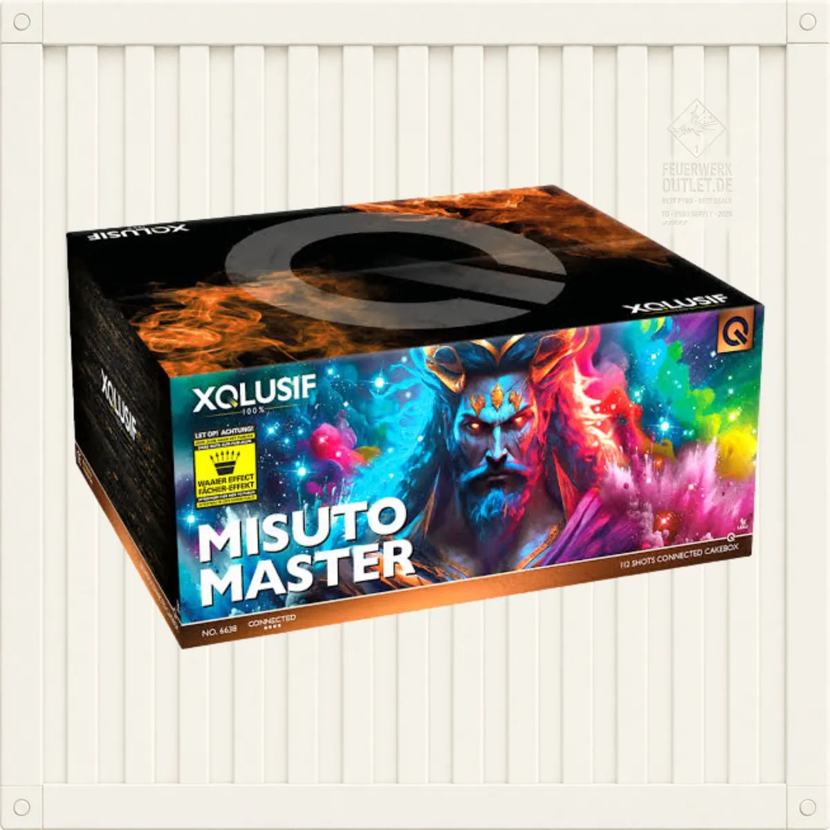 Vor einer weiß getäfelten Wand ist eine farbenfrohe VOLT! XQLUSIF Misuto Master Falling Leaves-Feuerwerksbox zu sehen, auf der eine dynamische, bärtige Figur vor einem dunklen Hintergrund inmitten lebhafter Energieeffekte mit dem „XQLUSIF“-Logo abgebildet ist.
