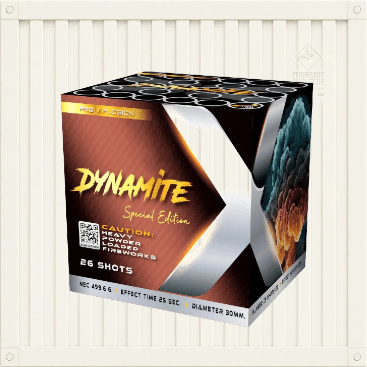 Eine würfelförmige Feuerwerksbox mit der Aufschrift „Pro Xplosion Dynamite“ von Pro Xplosion, auf der Feuerwerksmotive, Warnhinweise und Angaben zu sehen sind: 26 Schüsse, 499,6 g, 25 Sekunden Wirkungsdauer, 30 mm Durchmesser. Die Box ist vor einem hell gestreiften Hintergrund abgebildet.