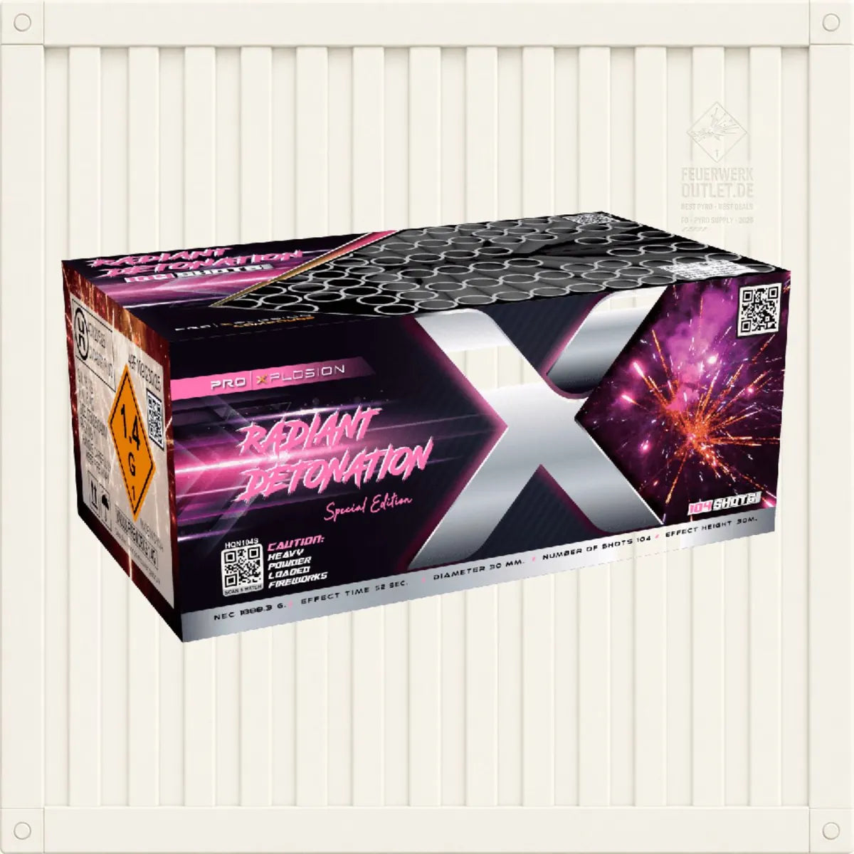 Eine rechteckige Feuerwerksverpackung mit der Aufschrift „Pro Xplosion Radiant Detonation“, auf der ein markantes „X“, auffällige Grafiken, Sicherheitshinweise und der Markenname „Pro Xplosion“ vor einem weißen Hintergrund zu sehen sind.