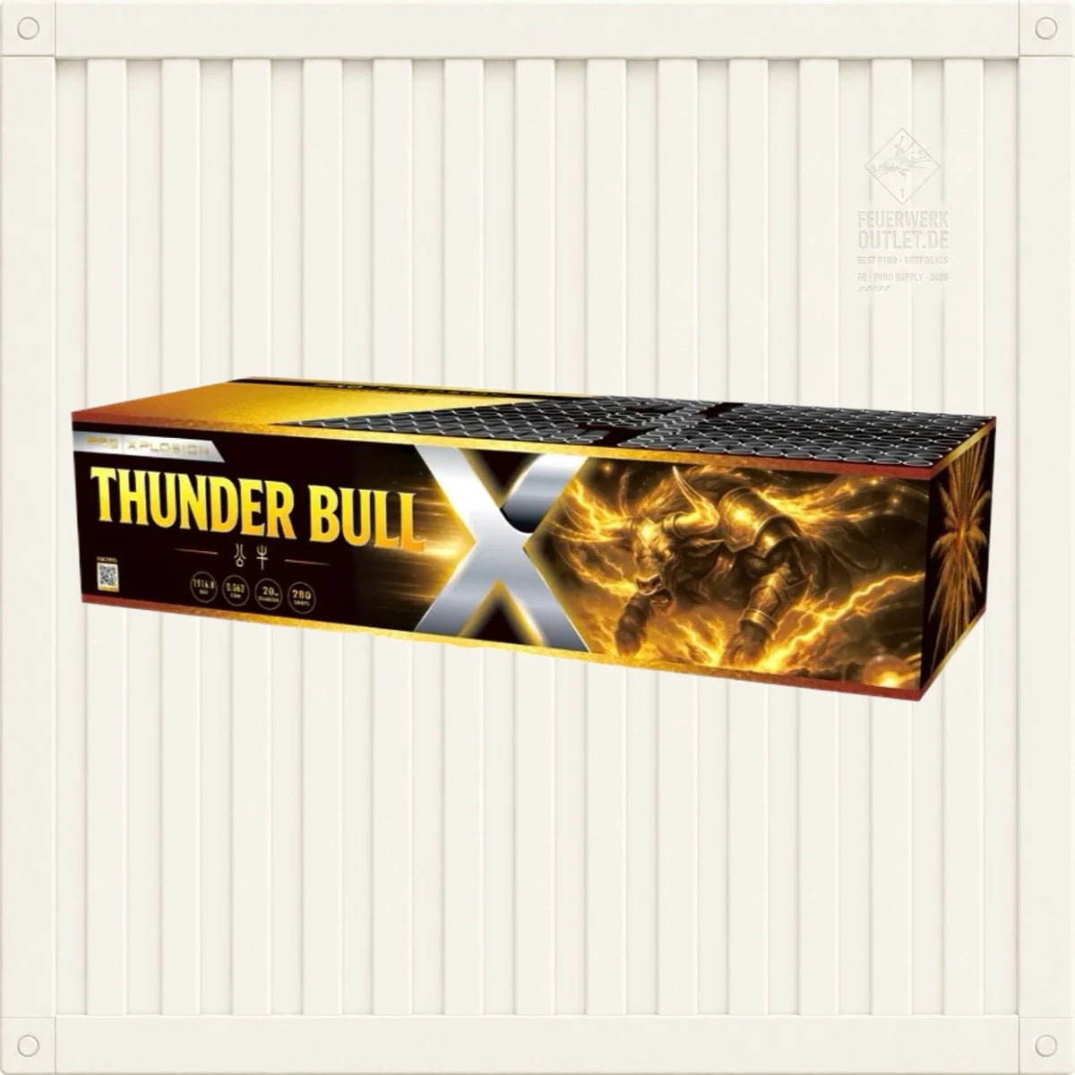 Eine rechteckige Feuerwerksschachtel mit der Aufschrift „Pro Xplosion Thunder Bull“ der Marke Pro Xplosion, auf der ein muskulöser Stier mit leuchtenden Augen vor einem feurigen Hintergrund abgebildet ist, ausgestellt vor einer weiß gestreiften Wand.