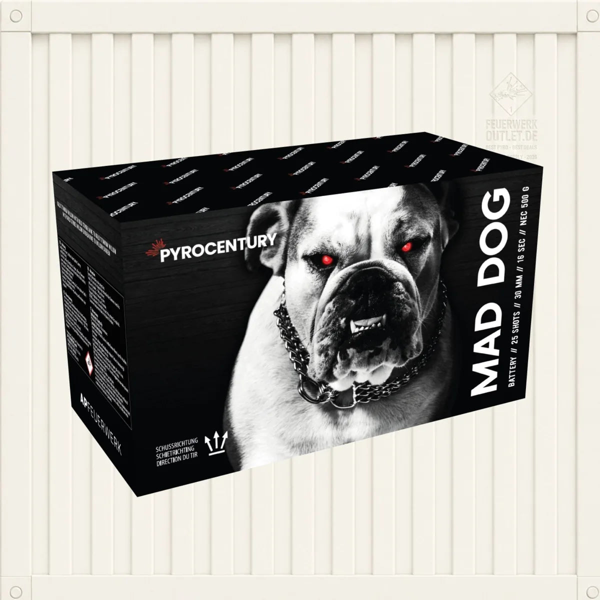 Eine schwarze Schachtel der Marke Pyrocentury mit der Aufschrift „Pyrocentury Mad Dog Fan“ zeigt das Bild einer wütenden Bulldogge mit leuchtend roten Augen und einem Kettenhalsband vor einem weißen Holzhintergrund. Der Mad Dog Fan garantiert eine sichere Zündung und sorgt für besonders effektvolle Feuerwerksmomente.