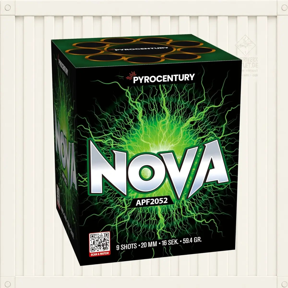 Vor einem weiß gestreiften Hintergrund steht eine schwarze Feuerwerksschachtel mit der Aufschrift „Pyrocentury Nova“, die mit grünen elektrischen Mustern, dem „Pyrocentury“-Logo und Angaben – 9 Schüsse, Kaliber 20 mm, Dauer 16 Sekunden, Pulvergewicht 59,4 g – verziert ist.