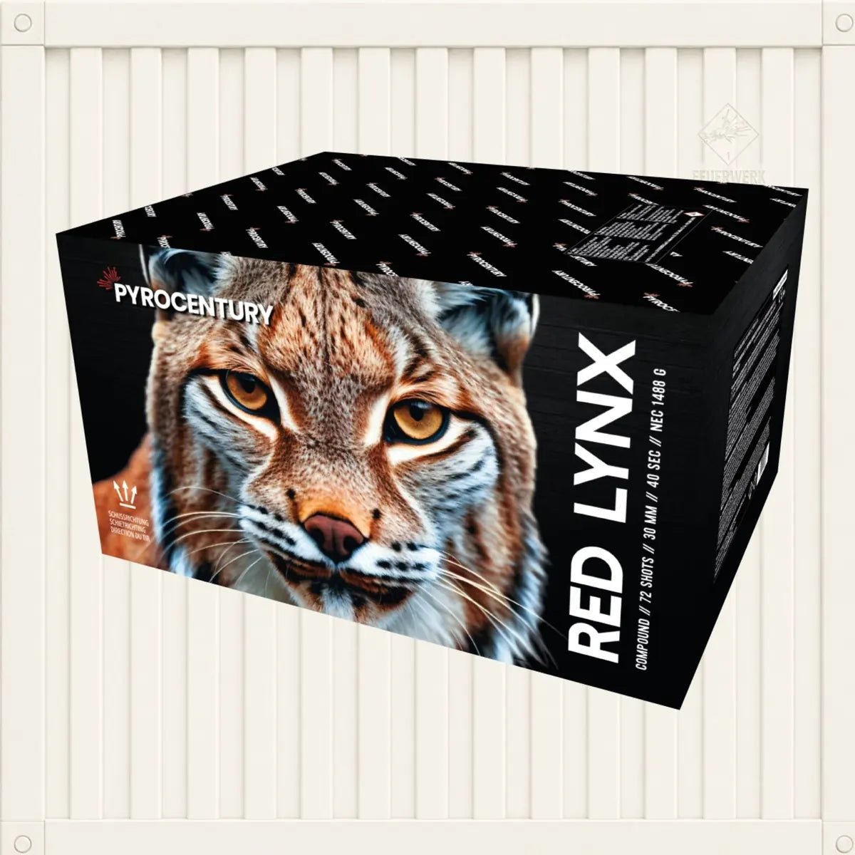 Eine schwarze Schachtel mit der Aufschrift „Pyrocentury Red Lynx Fan“ von Pyrocentury zeigt eine eindrucksvolle Nahaufnahme des Gesichts eines Luchses, die auf die spannende Kraft im Inneren hindeutet. Dieses Verbundfeuerwerk mit einem beeindruckenden Kaliber von 30 mm wird vor einem hellen, strukturierten Hintergrund präsentiert.