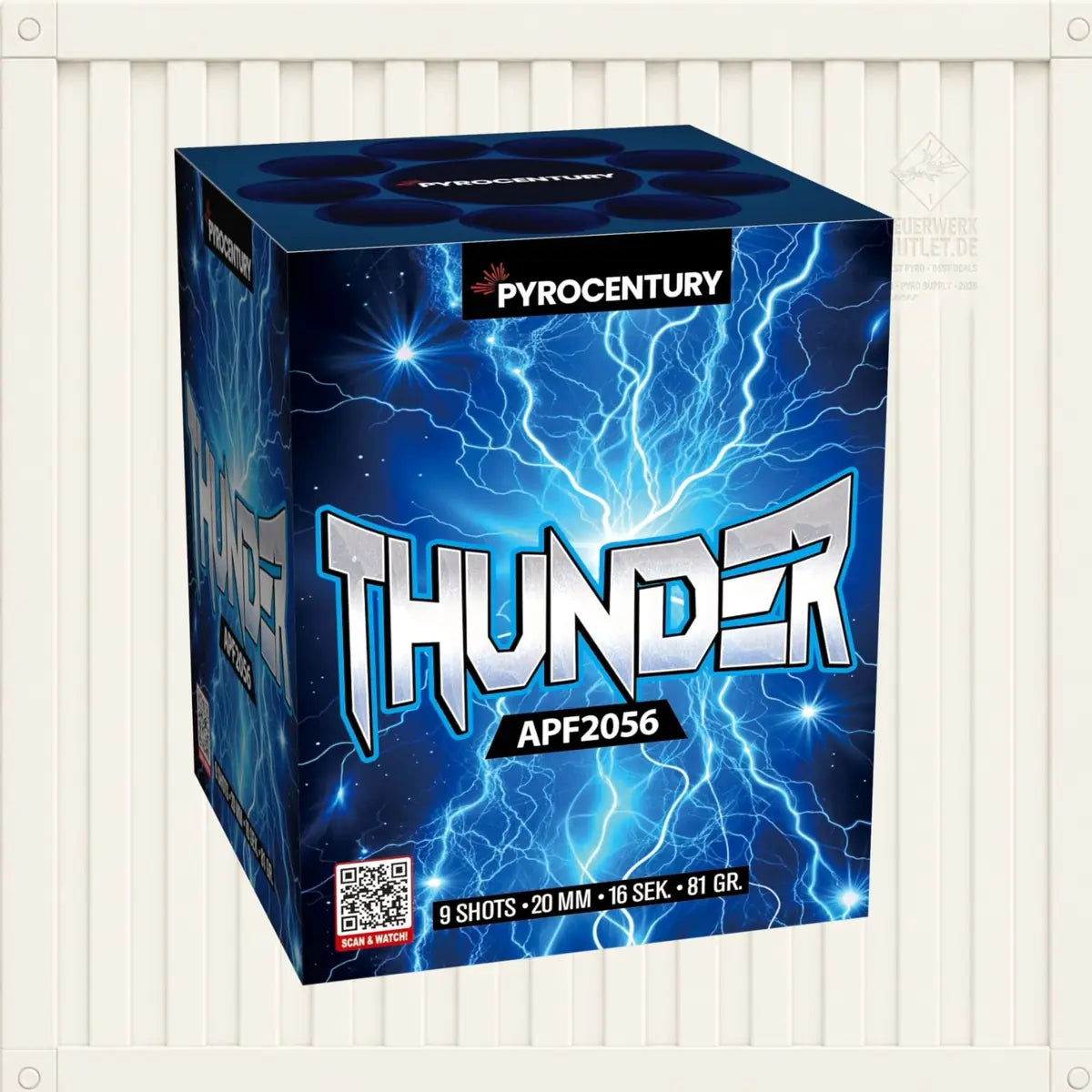 Auf einer blauen Pyrocentury Thunder-Feuerwerksschachtel der Marke Pyrocentury, die mit Blitzmotiven verziert ist, ist die Aufschrift „THUNDER APF2056“ zu sehen. Die Schachtel weist 9 Schüsse, ein Kaliber von 20 mm und eine Brenndauer von 16 Sekunden auf und enthält 81 Gramm Pulver, dargestellt vor einem hellen Hintergrund.