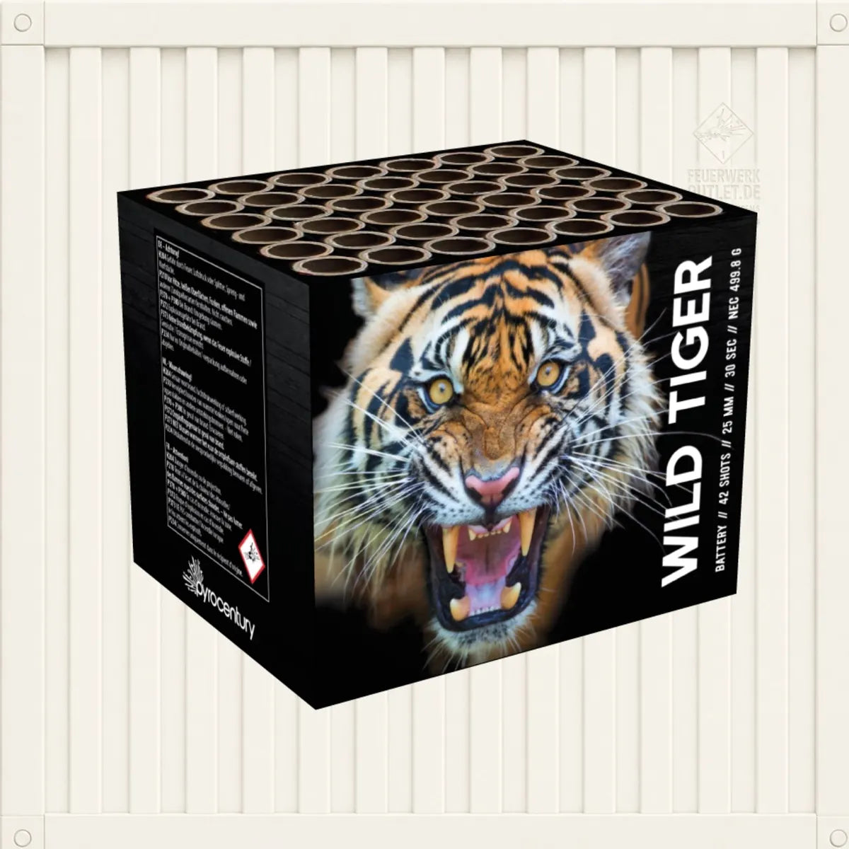 Eine schwarze Feuerwerksschachtel von Pyrocentury mit der Aufschrift „Pyrocentury Wild Tiger“ zeigt auf der Seite die Nahaufnahme eines brüllenden Tigers, wobei auf der Oberseite mehrere runde Röhren zu sehen sind. Die Schachtel, die für effektvolle Darbietungen konzipiert ist, steht vor einem weißen Hintergrund.