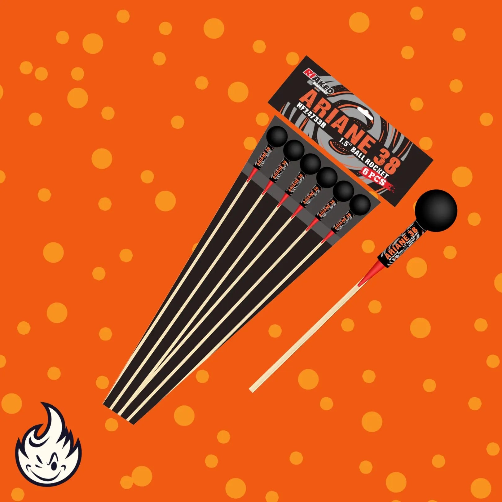 Sechs Riakeo Ariane 38 Schlägel von RIAkeo mit schwarzen Spitzen und Holzgriffen sind neben einem passenden Schläger auf einem orangefarbenen Hintergrund mit gelben Tupfen aufgefächert. In der unteren linken Ecke ist ein Flammenlogo zu sehen.