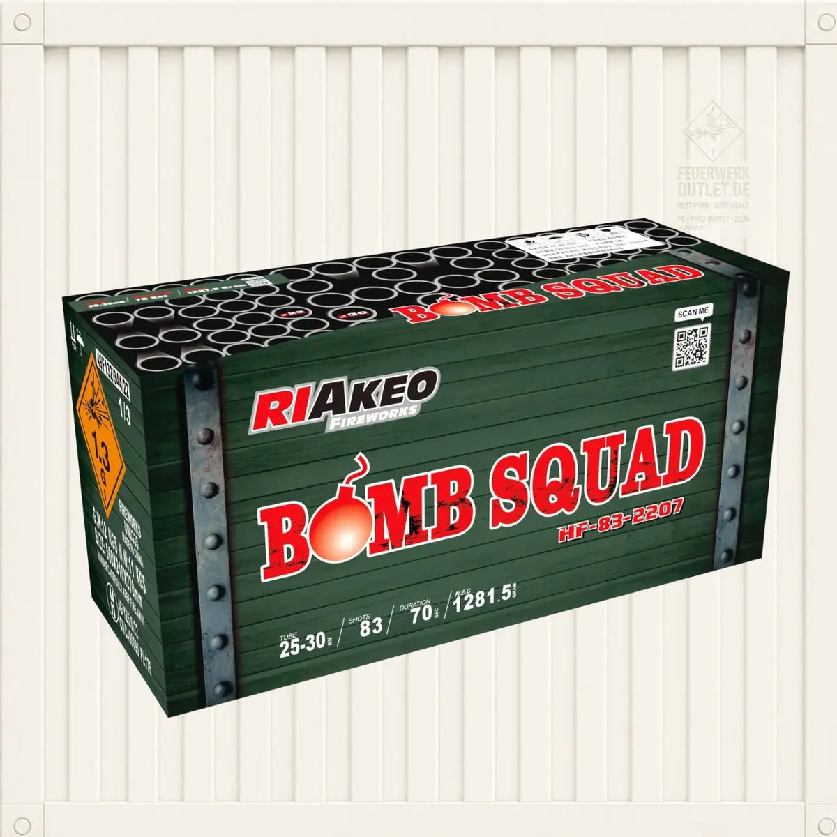 Vor einem weißen Wellpappenhintergrund ist eine grüne Schachtel mit der Aufschrift „Riakeo Bomb Squad“ der Marke RIAkeo abgebildet, auf der neben Feuerwerksmotiven die Texte „83 Schuss“ und „Verbundfeuerwerk“ sowie Gefahrensymbole zu sehen sind. Auf der Verpackung sind außerdem die technischen Angaben und ein QR-Code abgebildet.