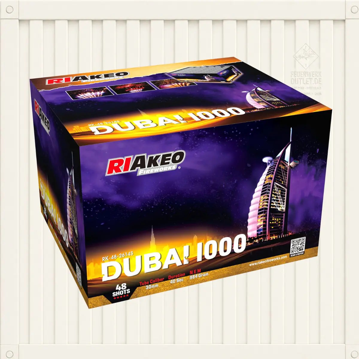 Eine Schachtel mit dem Feuerwerk „RIAkeo Dubai 1000 Fan“ von RIAkeo, auf der das Burj Al Arab Hotel bei Nacht vor einem gelb-violetten Himmel abgebildet ist. Auf der Verpackung sind 48 Schüsse, eine Ladung von 360 g sowie weitere technische Angaben angegeben.