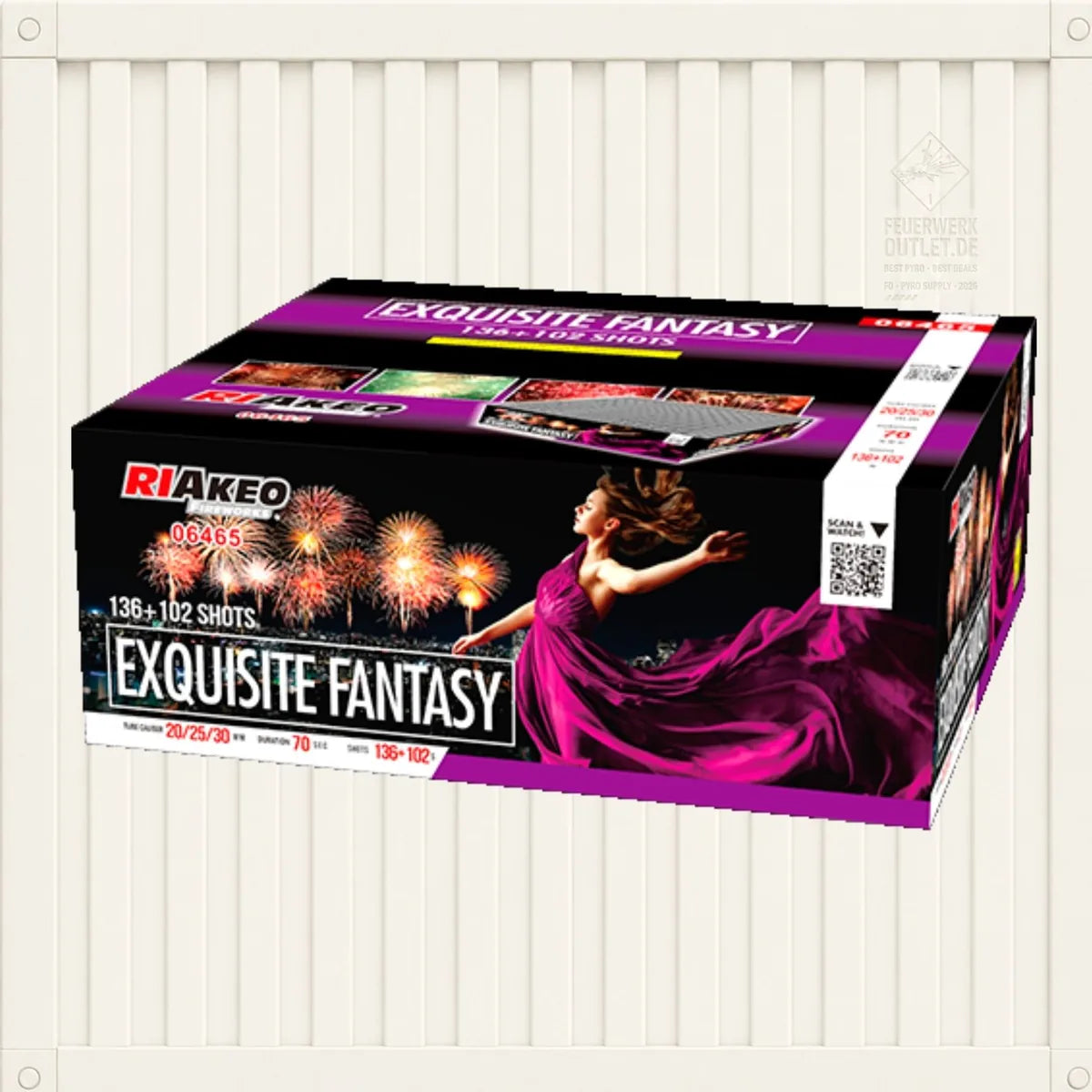 Eine Schachtel der Marke RIAkeo mit der Aufschrift „Riakeo Exquisite Fantasy“, auf deren Vorderseite lebhafte Feuerwerksmotive und das Bild einer Frau in einem wallenden rosa Kleid zu sehen sind; auf der Verpackung ist die Angabe „136 + 102 Schüsse“ aufgedruckt.