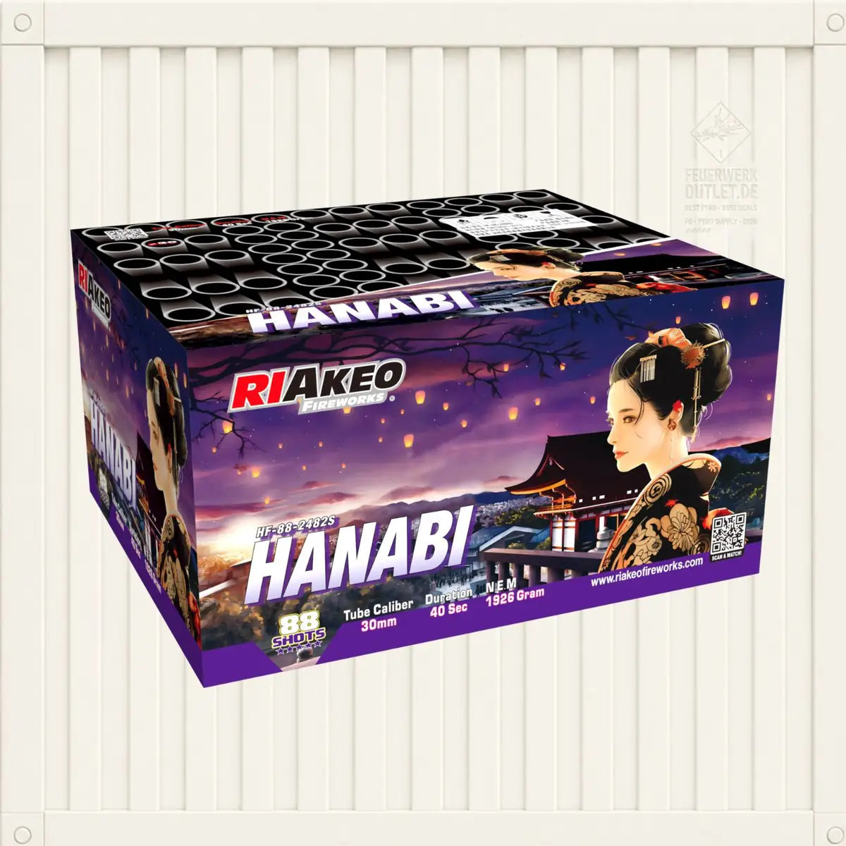 Eine Schachtel mit „RIAkeo Hanabi“-Feuerwerkskörpern der Marke RIAkeo, die 888 Schuss enthält und auf deren Vorderseite eine Geisha, ein Tempel und Laternen vor einem Nachthimmel abgebildet sind; an der Seite sind Produktdetails und die Website angegeben.