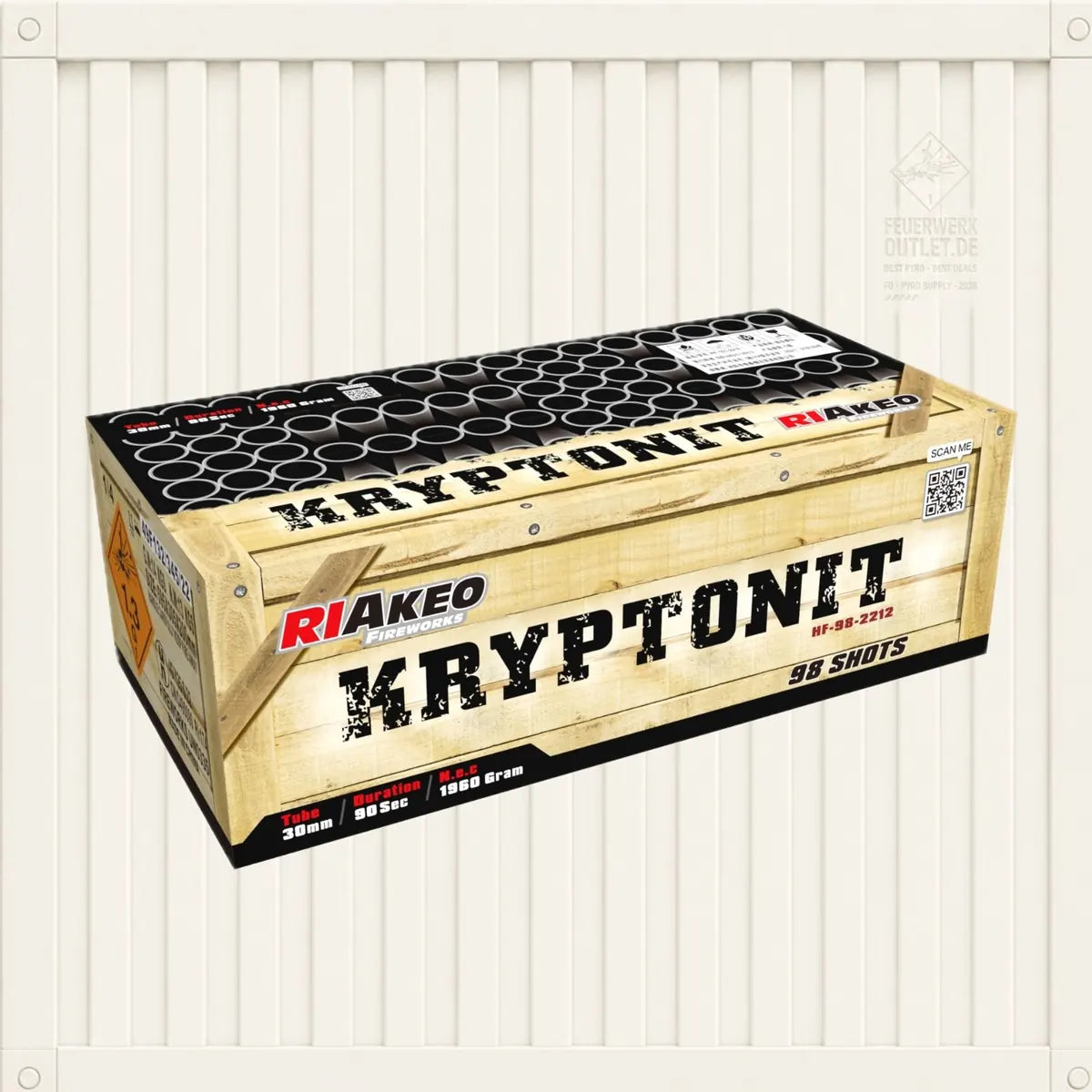 Eine Schachtel „RIAkeo Kryptonit 98 Schuss Verbundfeuerwerk“ mit 98 Schüssen, vor einem weiß gestreiften Hintergrund. Die hellbraune Schachtel ist mit auffälligen schwarzen und roten Schriftzügen sowie einem QR-Code versehen und hebt dieses Premiumprodukt von RIAkeo für herausragende Feuerwerksshows perfekt hervor.