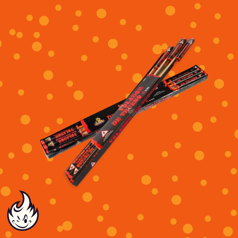 Drei El Gato Volador de Trueno Wunderkerzen von El Gato sind in einer X-Form vor einem orangefarbenen Hintergrund mit gelben Tupfen angeordnet. In der unteren linken Ecke erscheint ein weißes Flammenlogo.