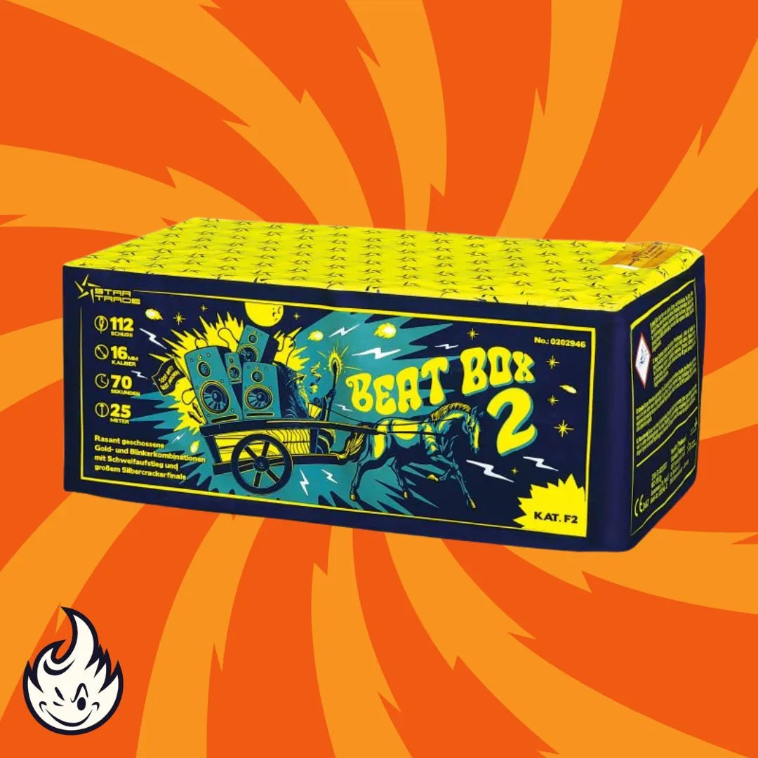 Die Startrade Beatbox 2 von Startrade ist eine Feuerwerksbox, die eine Person mit einer Schubkarre voller großer Lautsprecher vor einem orange-gelben, wirbelnden Hintergrund und einem Flammensymbol in der Ecke zeigt.