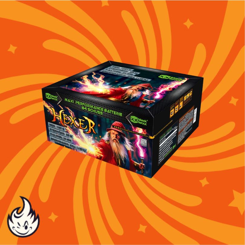 Das Blackboxx Der Hexer 84sh Compound von Blackboxx zeigt einen Zauberer mit einem glühenden Stab auf einem orangefarbenen, wirbelnden Hintergrund, akzentuiert durch ein Flammensymbol - im klassischen Verbundfeuerwerk-Stil.