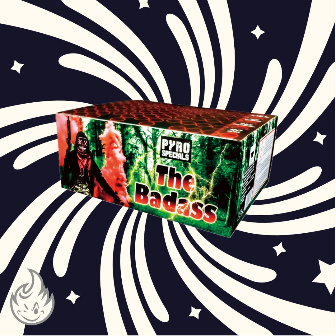 Eine farbenfrohe Feuerwerksbox mit dem Namen „The Badass 101sh Verbundfeuerwerk 🚚 1.4G“ wird von Pyro Specials vor einem dynamischen, wirbelnden schwarz-weißen Hintergrund mit Sternenakzenten präsentiert. Die Box zeigt ein lebendiges Bild einer maskierten Gestalt in einem Wald, umgeben von rotem Rauch.