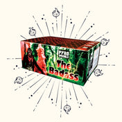 Das Verbundfeuerwerk „The Badass 101sh“ von Pyro Specials zeigt eine mutige Figur mit Gesichtsschutz und Schutzbrille, die inmitten einer Waldkulisse eine rote Rauchfackel hält. Die Verpackung besticht durch auffällige schwarze Sternen- und Flammendesigns, die die Aufregung dieses explosiven Erlebnisses einfangen.