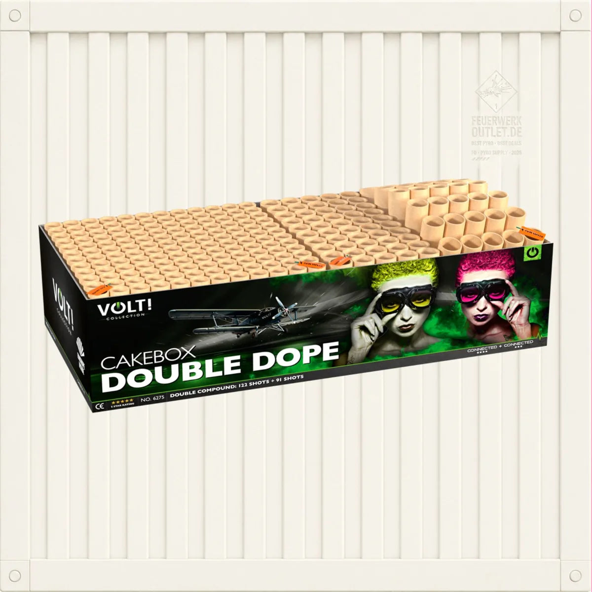 Eine große Schachtel mit der Aufschrift „VOLT! Double Dope“ der Marke VOLT! zeigt lebhafte Abbildungen von zwei Personen, die bunte Masken und Sonnenbrillen tragen, über denen mehrere zylindrische Röhren zu sehen sind – ein Hinweis auf Feuerwerkskörper. Dieses beeindruckende Verbundfeuerwerk umfasst 213 Schuss Compounds und ist damit eine hervorragende Wahl für jede Feier.