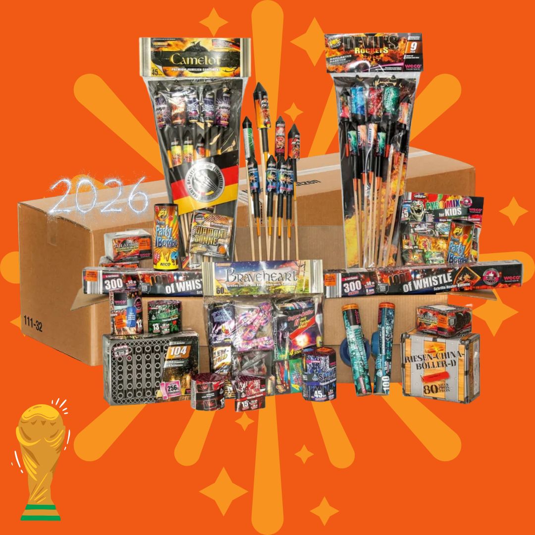 Eine große Auswahl an Feuerwerkskörpern, Raketen und Knallkörpern aus dem „WECO Überraschungspaket XL Original“ von Weco, präsentiert vor Pappkartons auf orangefarbenem Hintergrund, mit einer Grafik zum Jahr 2026 und einer goldenen Trophäe in der Ecke.