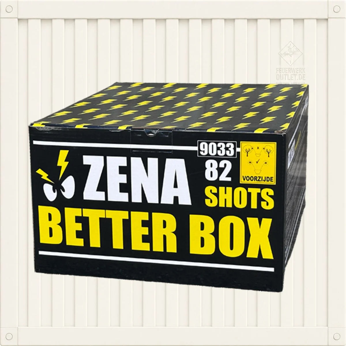 Vor einem weiß gestreiften Hintergrund steht eine schwarz-gelbe Schachtel mit der Aufschrift „Zena Better Box“ von Zena, auf der „82 Shots“ und die Zahl „9033“ zu sehen sind.