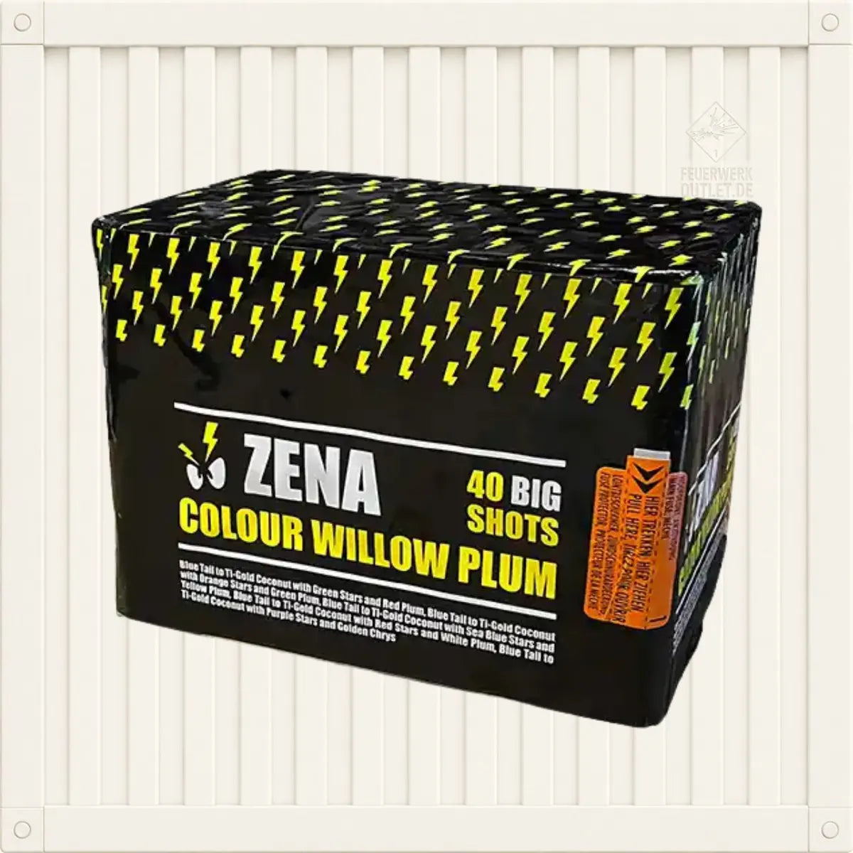 Eine schwarze Feuerwerksschachtel der Marke „Zena Colour Willow Plum“ mit dem Markennamen „Zena“, gelben Blitzmotiven und der Aufschrift „40 big shots“ in gelber Schrift ist vor einem weißen, geriffelten Hintergrund abgebildet.