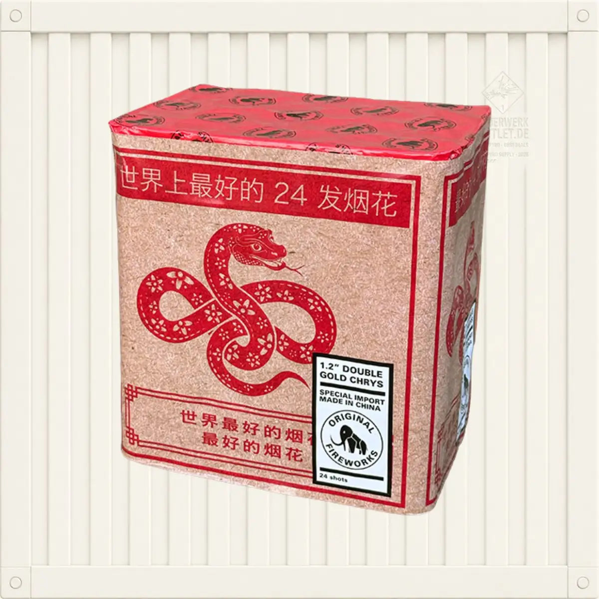Eine quadratische Feuerwerksschachtel aus Kraftpapier von Zena ist mit rotem chinesischem Text und einer roten Schlangenillustration versehen. Auf dem weißen Etikett steht „1,2″ DOUBLE GOLD CHRYS.“ und „MADE IN CHINA“. Die Schachtel enthält 24 Feuerwerkskörper und ist für das Produkt „Zena 1,2″ Double Gold Chrys“ bestimmt.