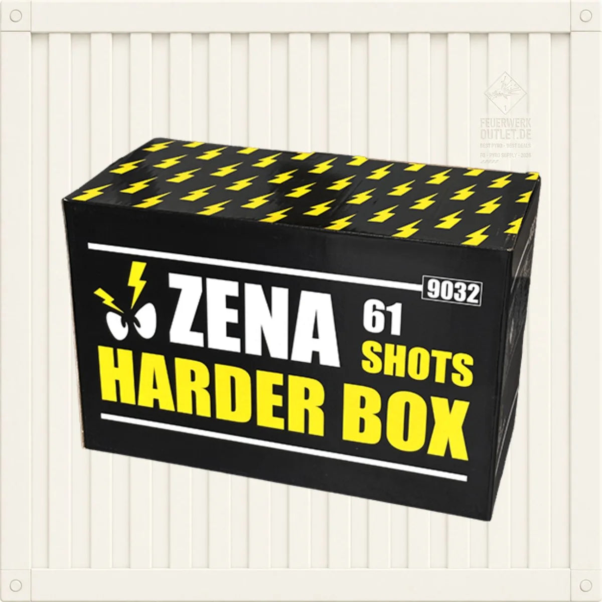 Eine schwarze Schachtel mit der Aufschrift „Zena Harder Box“ von Zena, verziert mit gelben Blitzen und der Nummer 9032, vor einem weiß gestreiften Hintergrund.