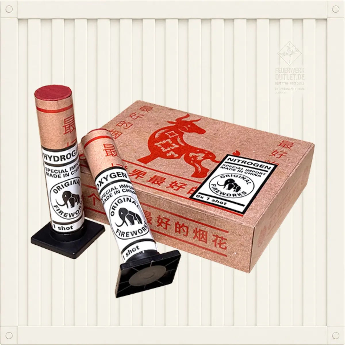 Zwei Feuerwerksrohre im Vintage-Stil der Marke „Zena Nitrogen“ sowie eine dazu passende Schachtel mit rot-schwarzem Schriftzug und einer Känguru-Grafik auf weißem Hintergrund mit vertikalen Linien, von Zena.