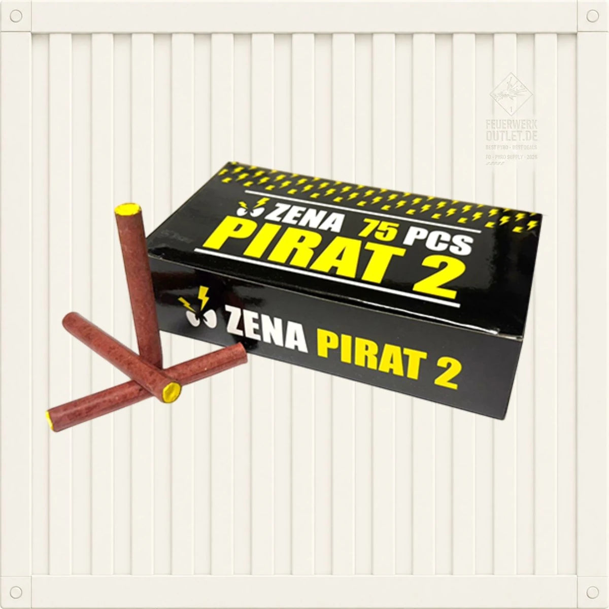 Auf einer weißen Fläche steht eine schwarze Schachtel mit der Aufschrift „Zena Pirat 2“ von Zena in gelber Schrift. Vor der Schachtel liegen drei rote, zylindrische Knallkörper mit gelben Enden.