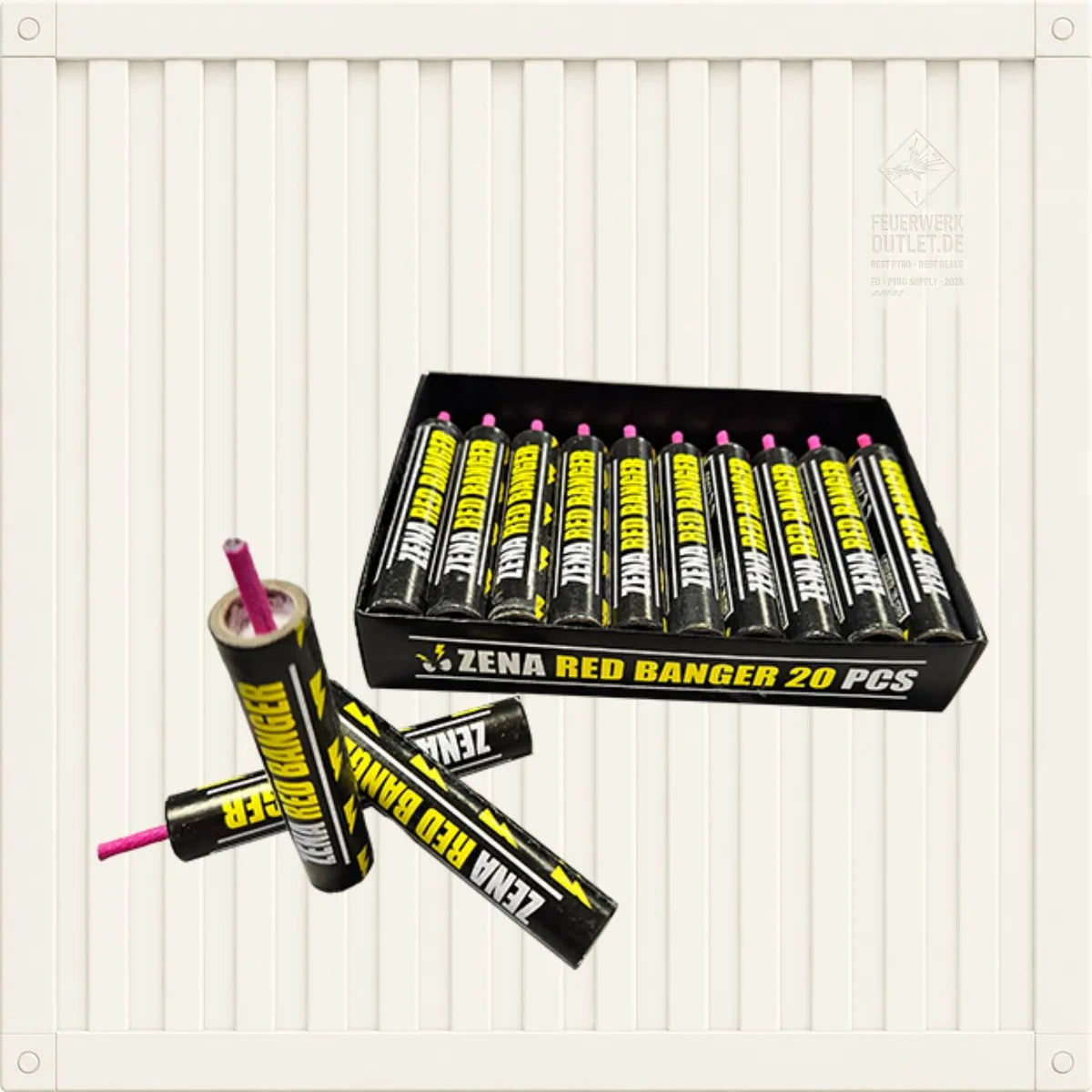Eine Schachtel mit der Aufschrift „Zena Red Flash-Banger 20 PCS“ der Marke Zena enthält 20 zylindrische Feuerwerkskörper mit schwarz-gelber Hülle und roten Zündschnüren; zwei Feuerwerkskörper sind außerhalb der Schachtel ausgestellt.