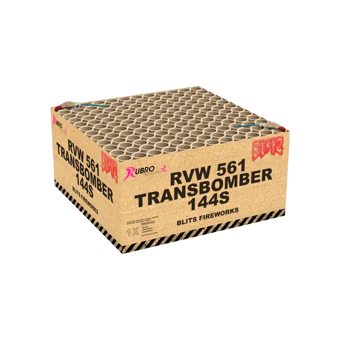 Eine Pappschachtel mit der Aufschrift "Rubro Transbomber Blits 144sh" von Rubro enthält mehrere zylindrische Feuerwerksröhren. Die Schachtel ist mit roter und schwarzer Schrift und einem karierten Warnmuster auf der Unterseite versehen.