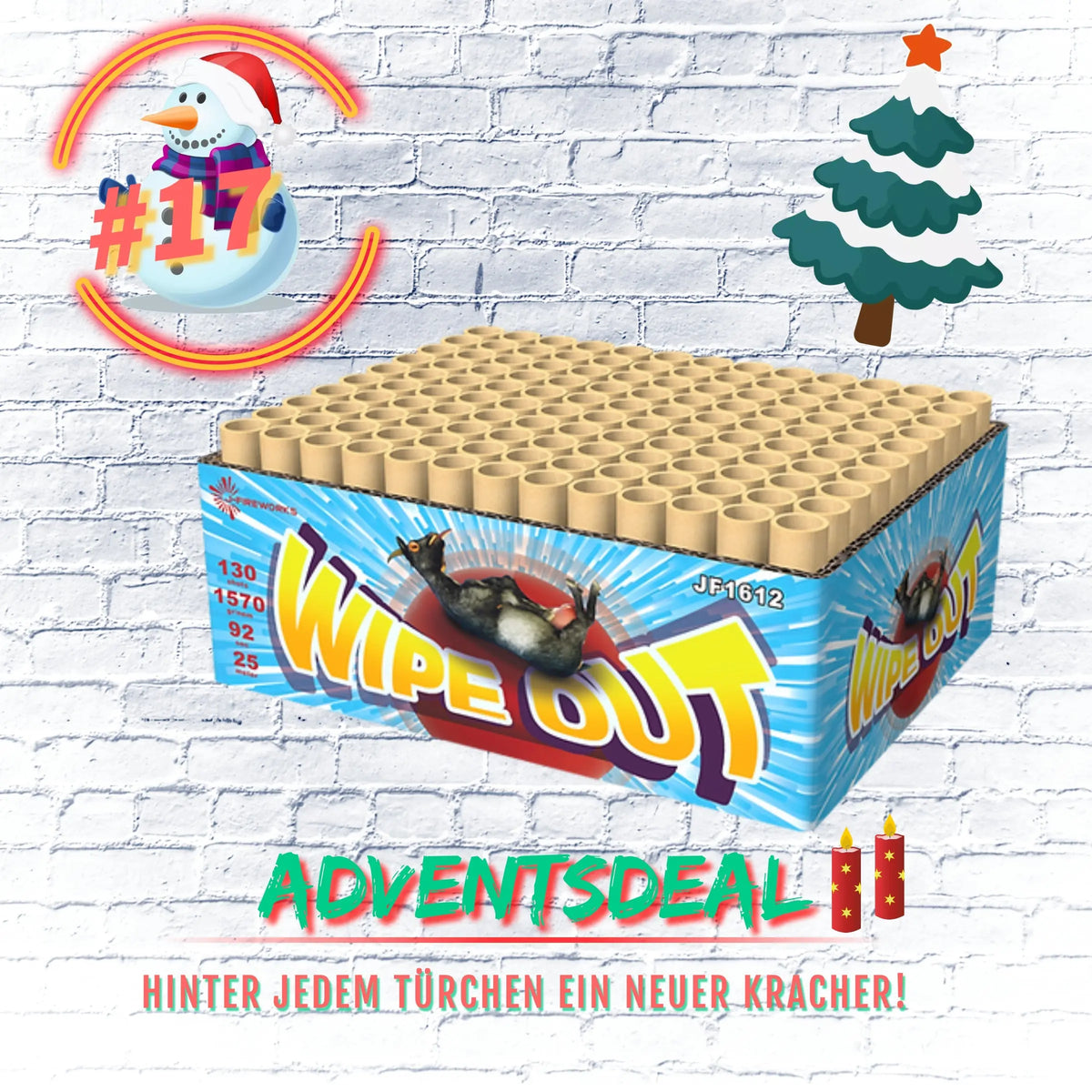 Eine große rechteckige Schachtel von J-Fireworks Wipe Out Family steht an einer weißen Backsteinmauer und ist mit einem Schneemann mit der Nummer 17, einem Weihnachtsbaum und dem Text ADVENTSDEAL" mit roten Kerzen verziert. Sie enthält 130 Schuss.